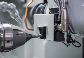 ANCA의 최신 Smart Factory 툴인 LaserUltra는 70%나 더 빠른 측정 툴입니다